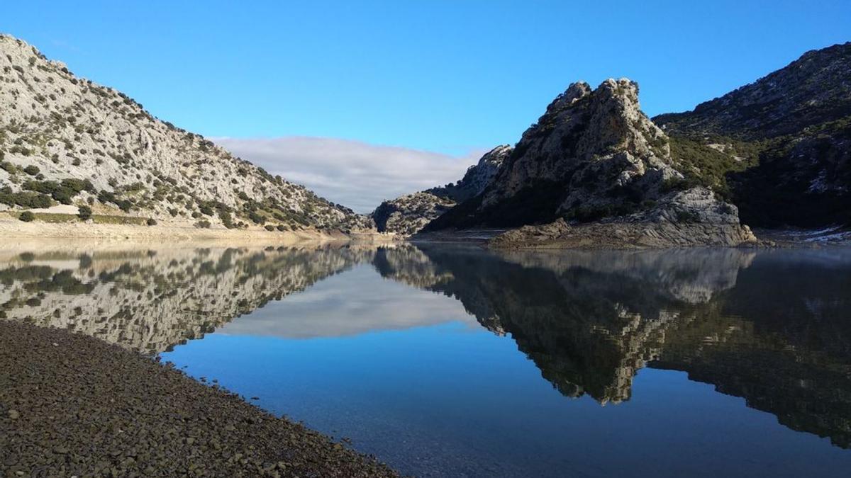 Muralla de Alcúdia bajo la lluvia con cielo gris